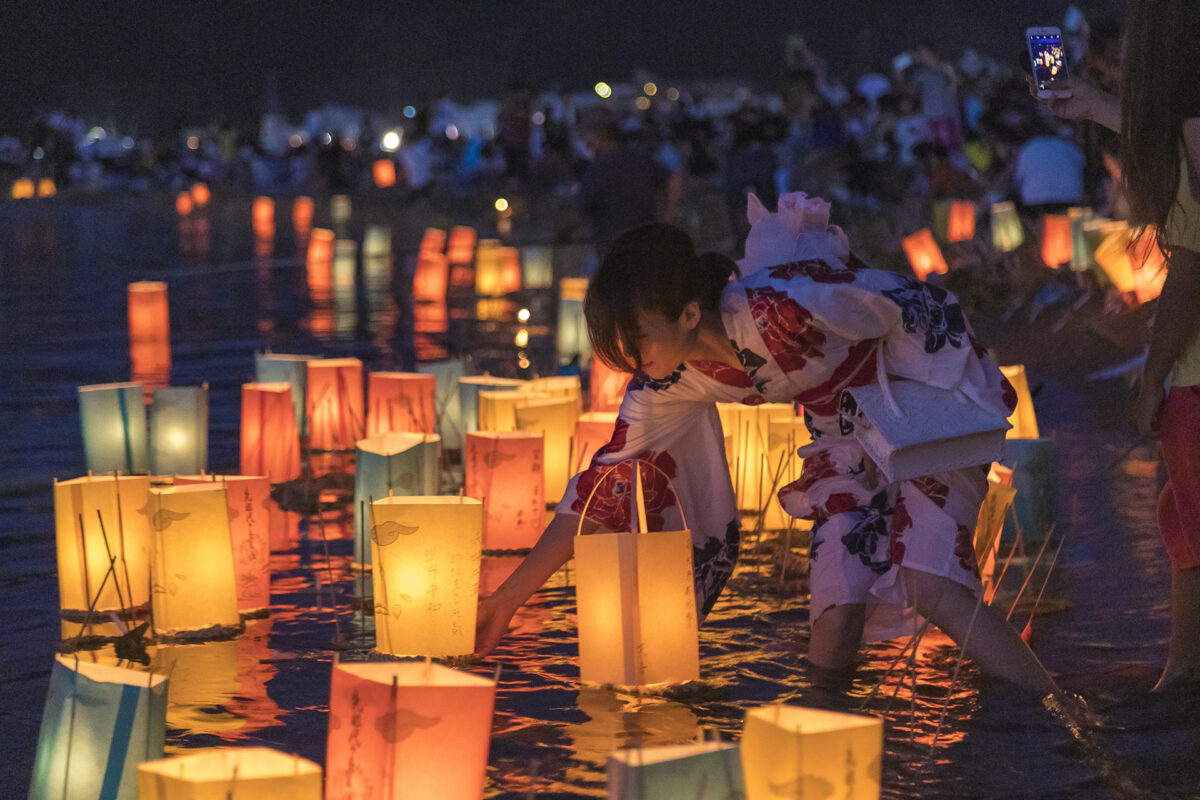 とうろう流しと大花火大会 〈8月〉